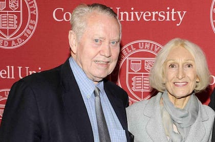 Charles Feeney con su mujer Helga en la Universidad Cornell de Nueva York, de la que egresó.